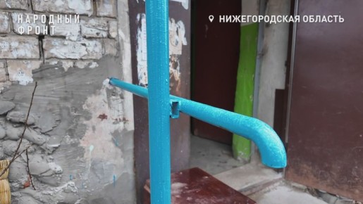 В подъезде у мужчины-инвалида установили перила