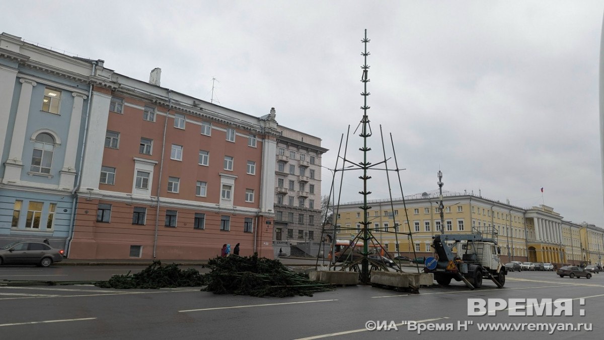 Новогоднюю ель начали монтировать на площади Минина и Пожарского Новогоднюю ель начали монтировать на площади Минина и Пожарского