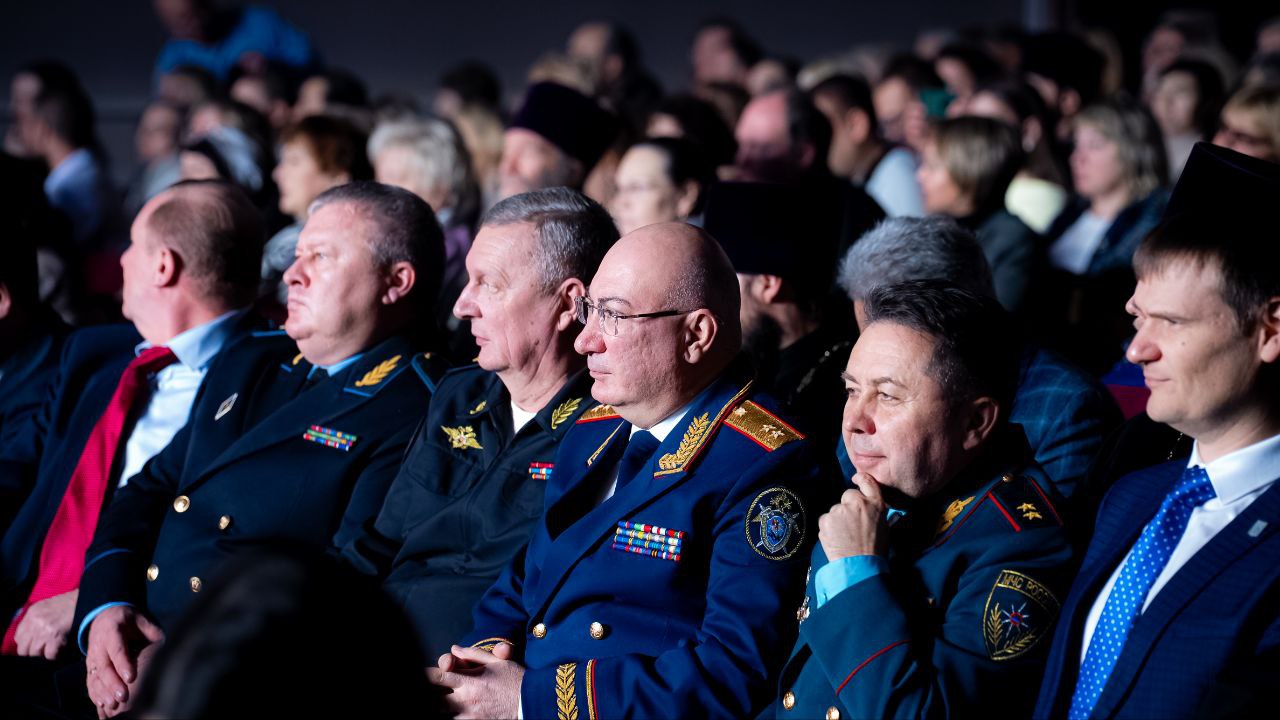 Глава регионального МЧС России Валерий Синьков посетил Рождественские чтения