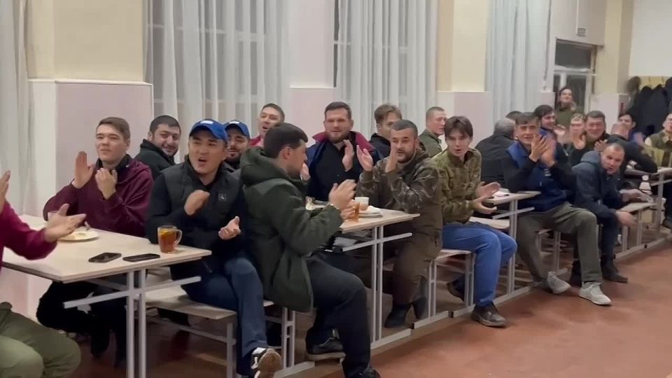 Игорь Кастюкевич: Поздравлять участников волонтерских лагерей Единой России с Днем рождения всем вместе – наша добрая традиция, которая зародилась еще на первом, Черноморском рубеже. Курский рубеж – не исключение