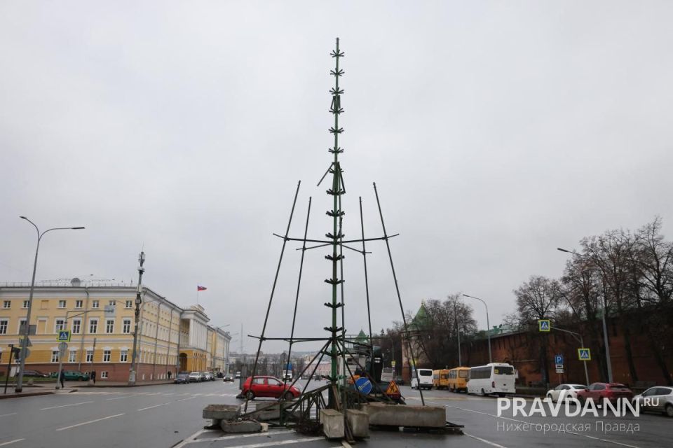 Фото дня.. В Нижнем на площади Минина начали устанавливать главную городскую ёлку