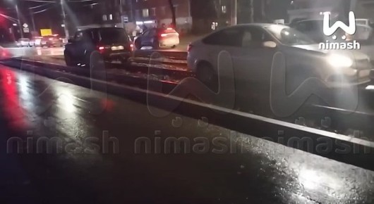 Легковушка перекрыла движение трамваев на Корейской в Нижем