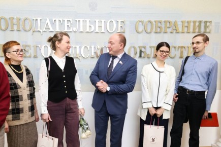 Депутат, руководитель аппарата Законодательного Собрания Максим Ребров встретился с авторами уникальной выставки, которая на протяжении декады ноября создавала особую атмосферу в стенах нашего парламента