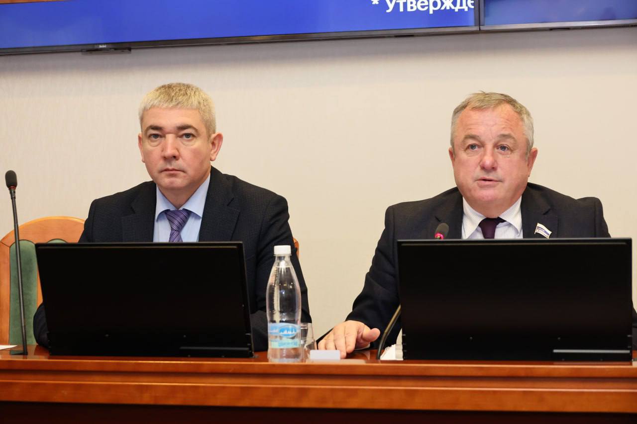 Как молодому учителю, врачу или аграрию, получившему служебное жилье по программе «Комплексное развитие сельских территорий», выкупить и земельный участок под своим домом? Сейчас дом можно приобрести за 10% от стоимости...