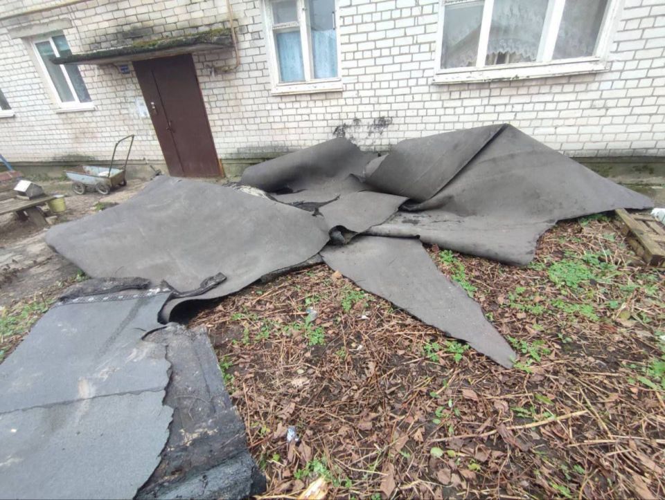 Сильный ветер сорвал часть кровли многоквартирного дома в поселке Лукино в Балахнинском округе