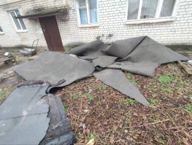 Сильный ветер сорвал часть кровли многоквартирного дома в поселке Лукино в Балахнинском округе