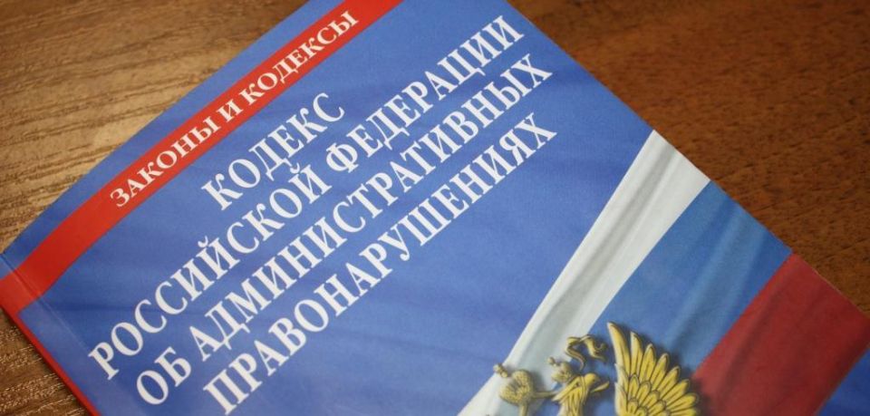 Сотрудники ГАИ Нижнего Новгорода привлекли к административной ответственности водителя, перевозившего «Деда Мороза» на крыше