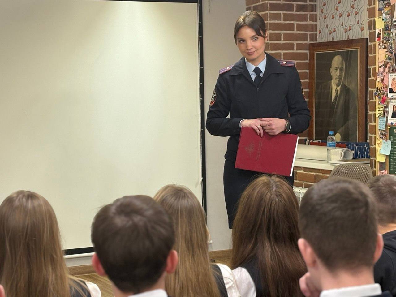 19 ноября 2025 года сотрудники транспортной полиции провели профилактическое мероприятие в "Хулиганодоме" г. Нижнего Новгорода 19 ноября 2025 года сотрудники транспортной полиции провели профилактическое мероприятие в "Хулиганодоме" г. Нижнего Новгорода