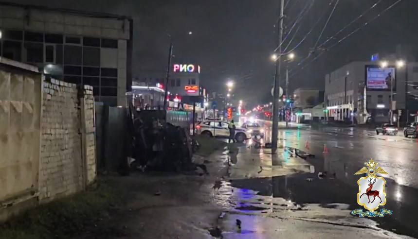 Сотрудники ГАИ устанавливают обстоятельства ДТП, произошедшего в Канавинском районе