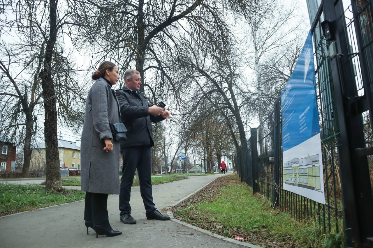 Оксана Смолина проконтролировала ход капремонта корпуса школы №123 на улице Гвоздильной