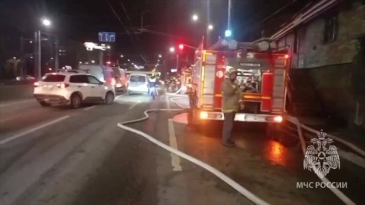 Автосервис вспыхнул на Народной в Нижнем