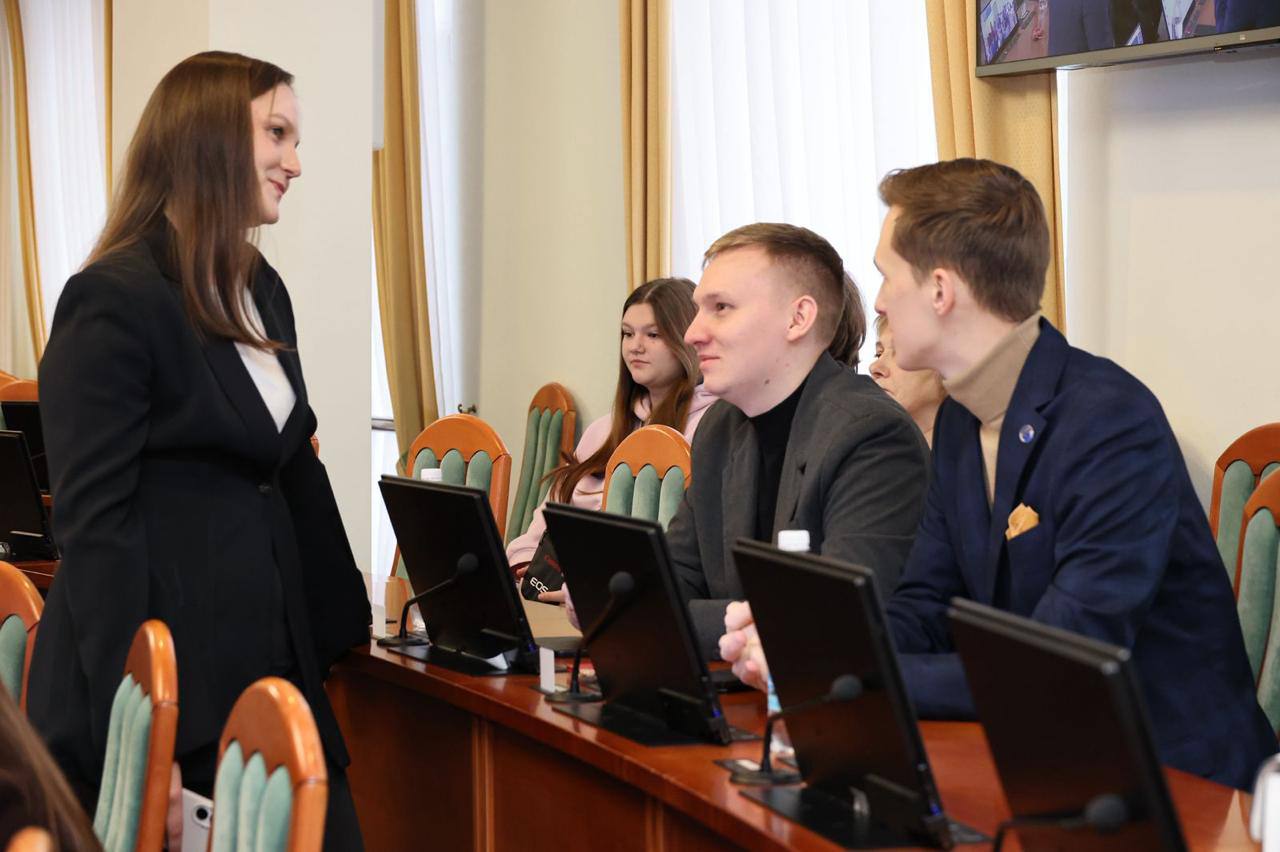 Молодежный парламент при ЗакСобрании сегодня впервые собрался под руководством нового председателя – Владимира Москаленко Молодежный парламент при ЗакСобрании сегодня впервые собрался под руководством нового председателя – Владимира Москаленко