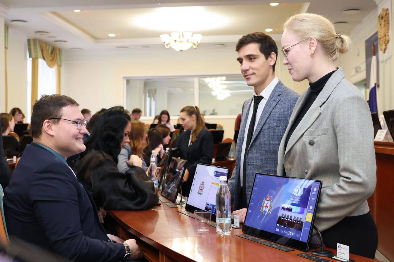 Молодежный парламент при ЗакСобрании сегодня впервые собрался под руководством нового председателя – Владимира Москаленко Молодежный парламент при ЗакСобрании сегодня впервые собрался под руководством нового председателя – Владимира Москаленко