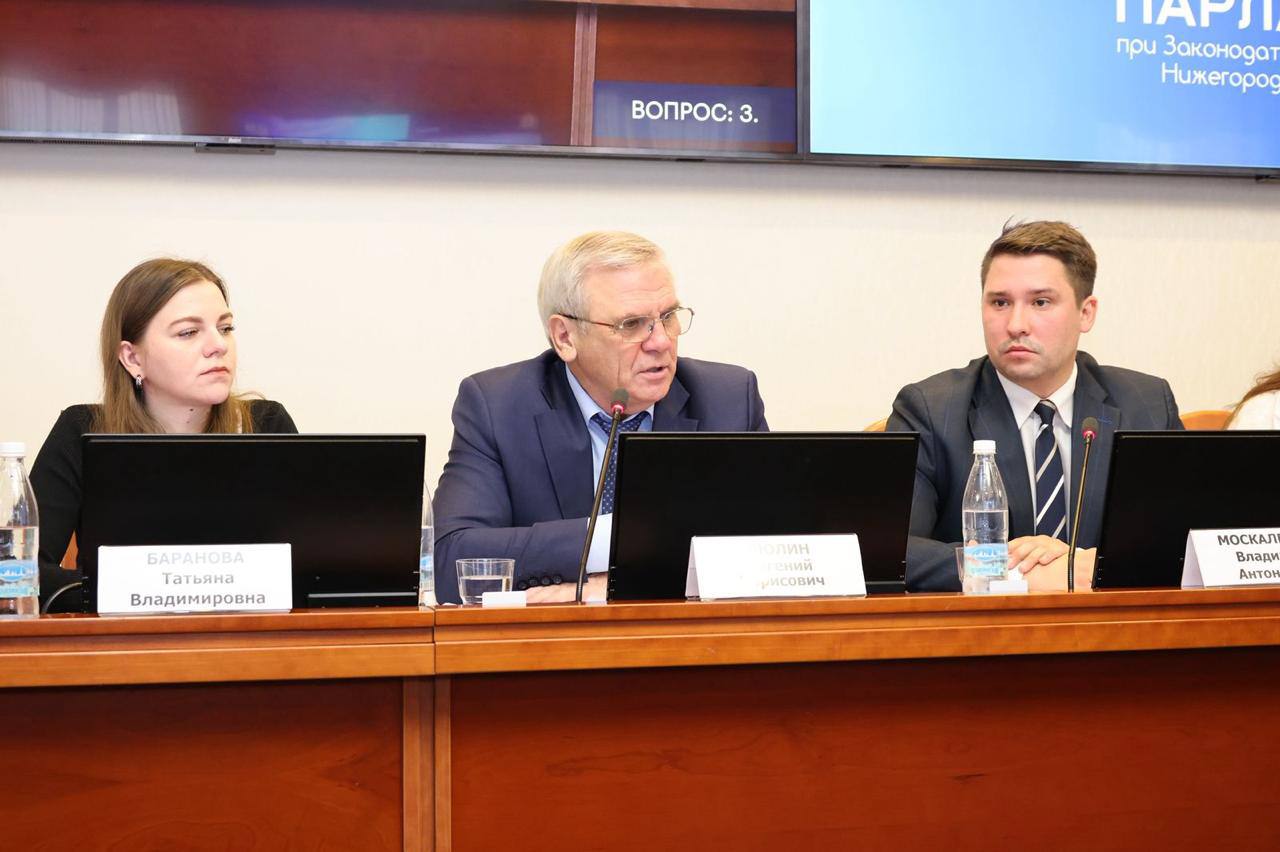 Молодежный парламент при ЗакСобрании сегодня впервые собрался под руководством нового председателя – Владимира Москаленко Молодежный парламент при ЗакСобрании сегодня впервые собрался под руководством нового председателя – Владимира Москаленко