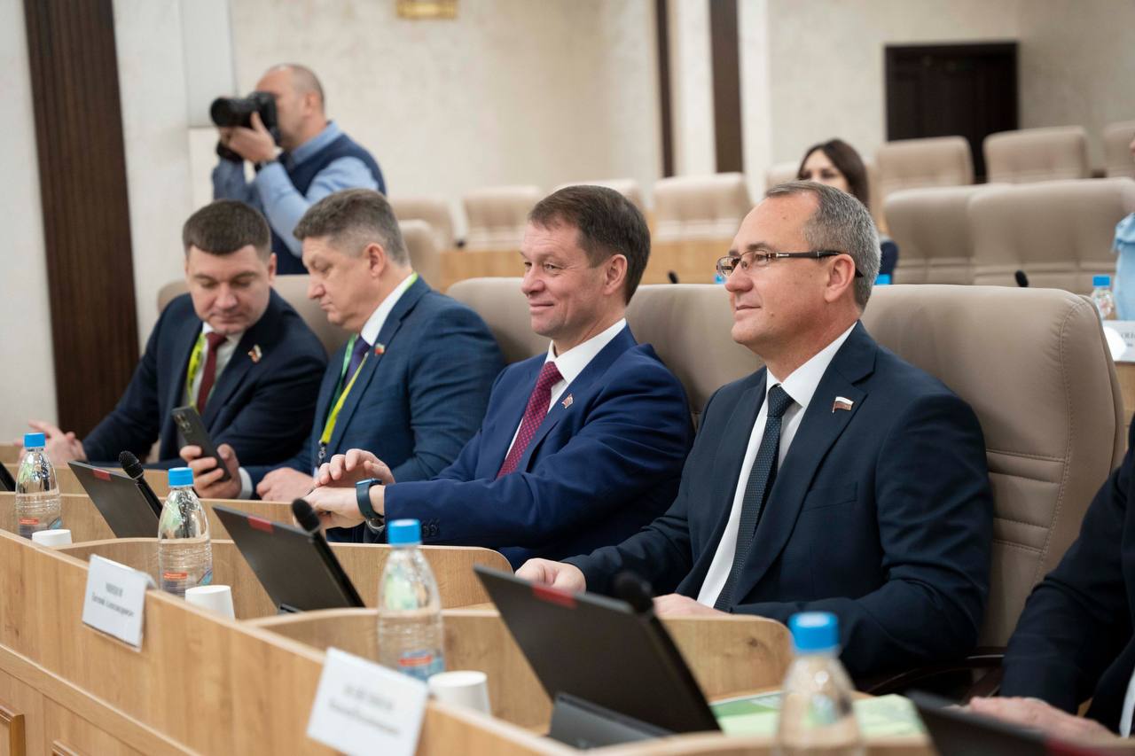 Завершаю неделю рабочим визитом в Екатеринбург, где проходит традиционный форум «Города России» Завершаю неделю рабочим визитом в Екатеринбург, где проходит традиционный форум «Города России»