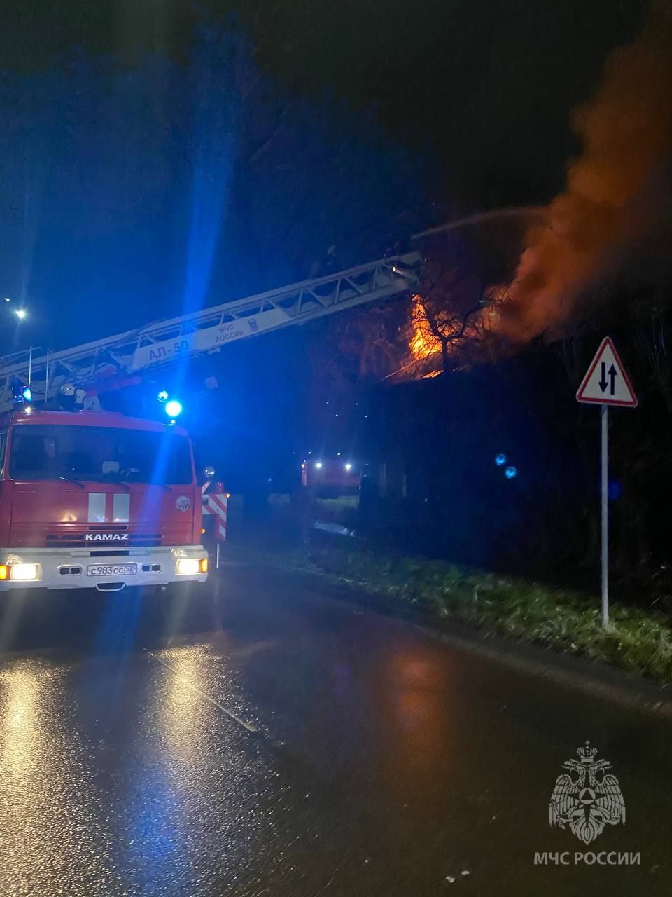Деревянный дом горит в Ленинском районе Деревянный дом горит в Ленинском районе