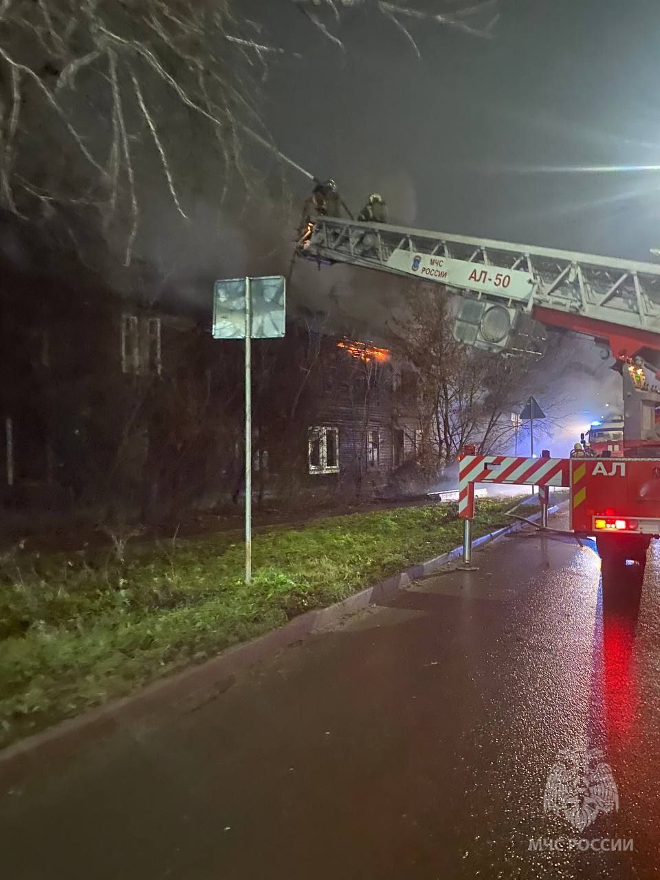 Деревянный дом горит в Ленинском районе Деревянный дом горит в Ленинском районе