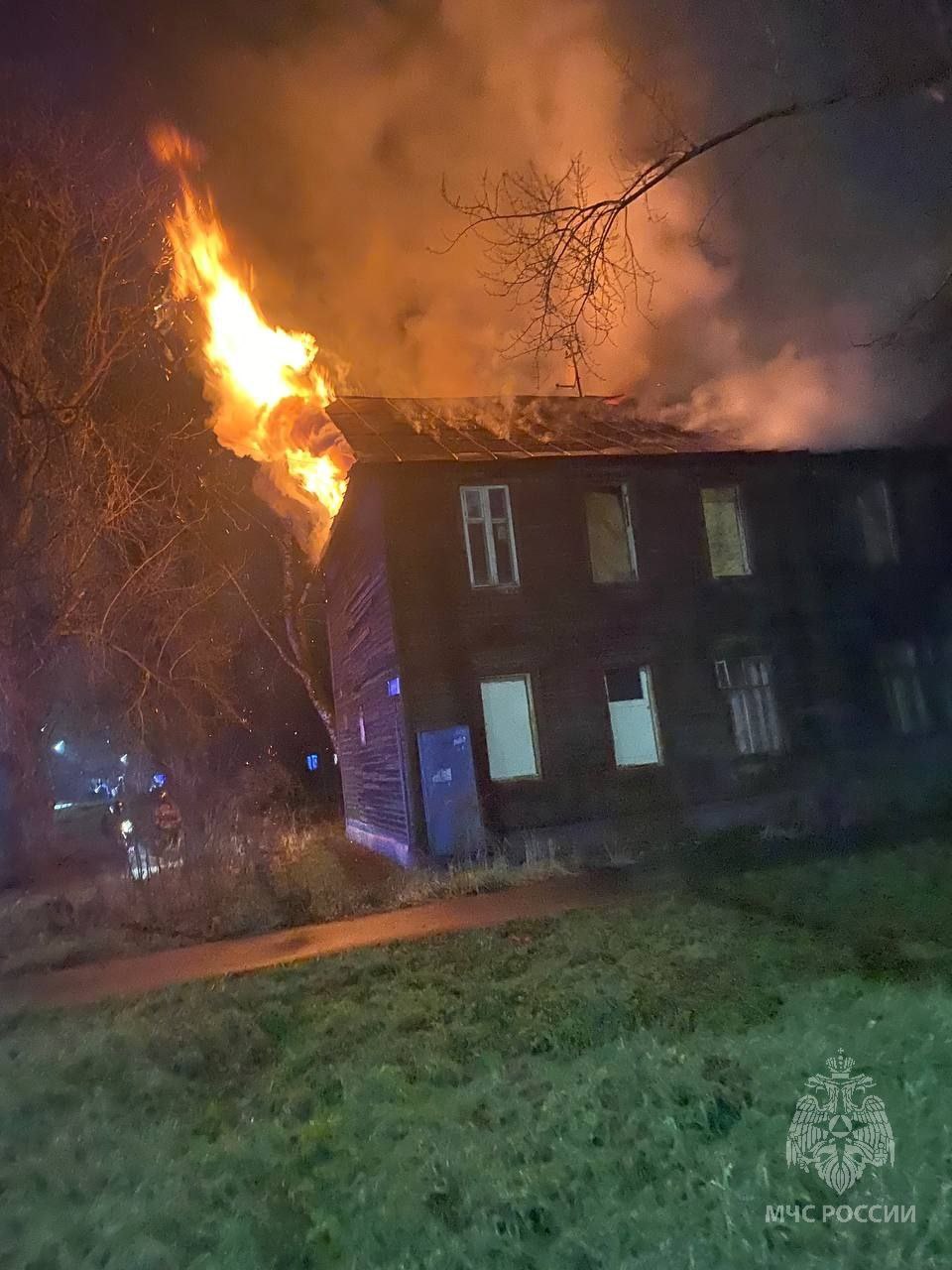 Деревянный дом горит в Ленинском районе Деревянный дом горит в Ленинском районе