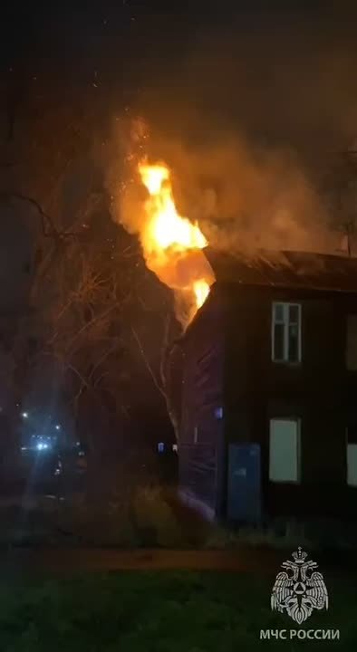 Деревянный дом горит в Ленинском районе