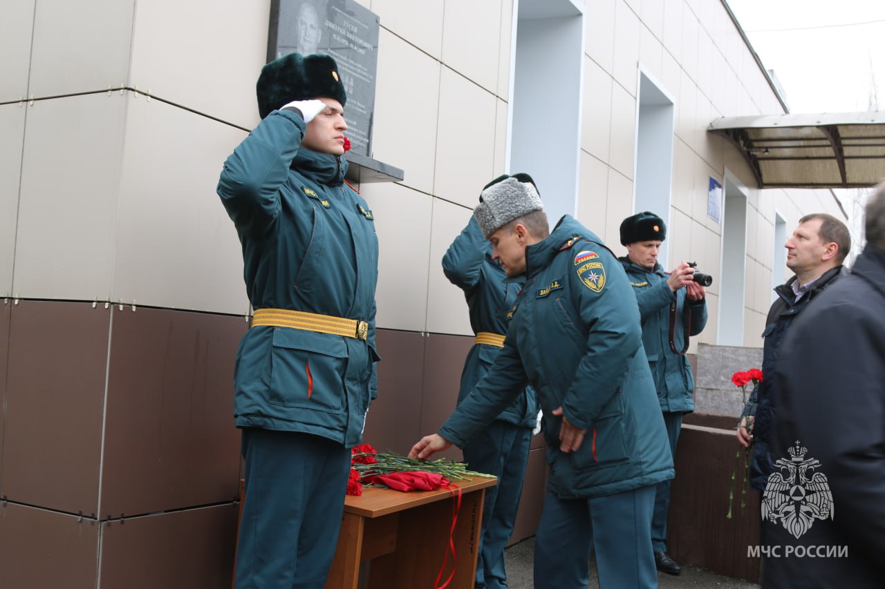 Герой живет вечно!. На фасаде 5 пожарно-спасательной части Нижнего Новгорода состоялась торжественная церемония открытия мемориальной доски Дмитрию Гусеву — герою-пожарному, трагически погибшему при выполнении специального... Герой живет вечно!. На фасаде 5 пожарно-спасательной части Нижнего Новгорода состоялась торжественная церемония открытия мемориальной доски Дмитрию Гусеву — герою-пожарному, трагически погибшему при выполнении специального...