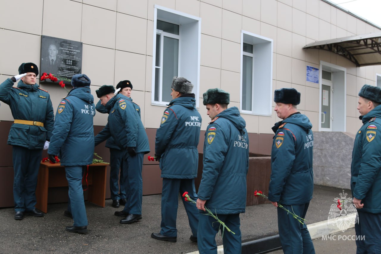 Герой живет вечно!. На фасаде 5 пожарно-спасательной части Нижнего Новгорода состоялась торжественная церемония открытия мемориальной доски Дмитрию Гусеву — герою-пожарному, трагически погибшему при выполнении специального... Герой живет вечно!. На фасаде 5 пожарно-спасательной части Нижнего Новгорода состоялась торжественная церемония открытия мемориальной доски Дмитрию Гусеву — герою-пожарному, трагически погибшему при выполнении специального...