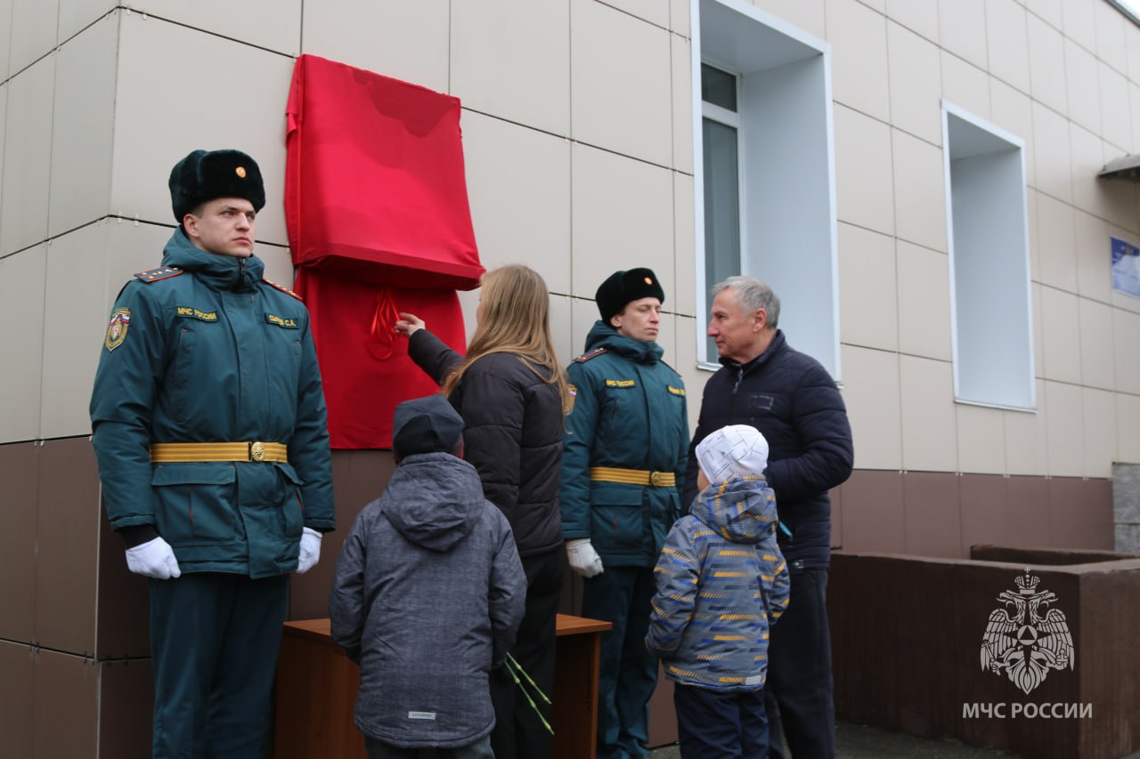 Герой живет вечно!. На фасаде 5 пожарно-спасательной части Нижнего Новгорода состоялась торжественная церемония открытия мемориальной доски Дмитрию Гусеву — герою-пожарному, трагически погибшему при выполнении специального... Герой живет вечно!. На фасаде 5 пожарно-спасательной части Нижнего Новгорода состоялась торжественная церемония открытия мемориальной доски Дмитрию Гусеву — герою-пожарному, трагически погибшему при выполнении специального...