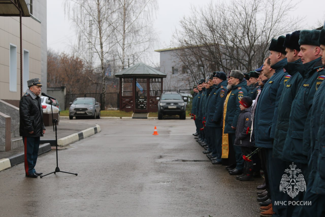 Герой живет вечно!. На фасаде 5 пожарно-спасательной части Нижнего Новгорода состоялась торжественная церемония открытия мемориальной доски Дмитрию Гусеву — герою-пожарному, трагически погибшему при выполнении специального... Герой живет вечно!. На фасаде 5 пожарно-спасательной части Нижнего Новгорода состоялась торжественная церемония открытия мемориальной доски Дмитрию Гусеву — герою-пожарному, трагически погибшему при выполнении специального...