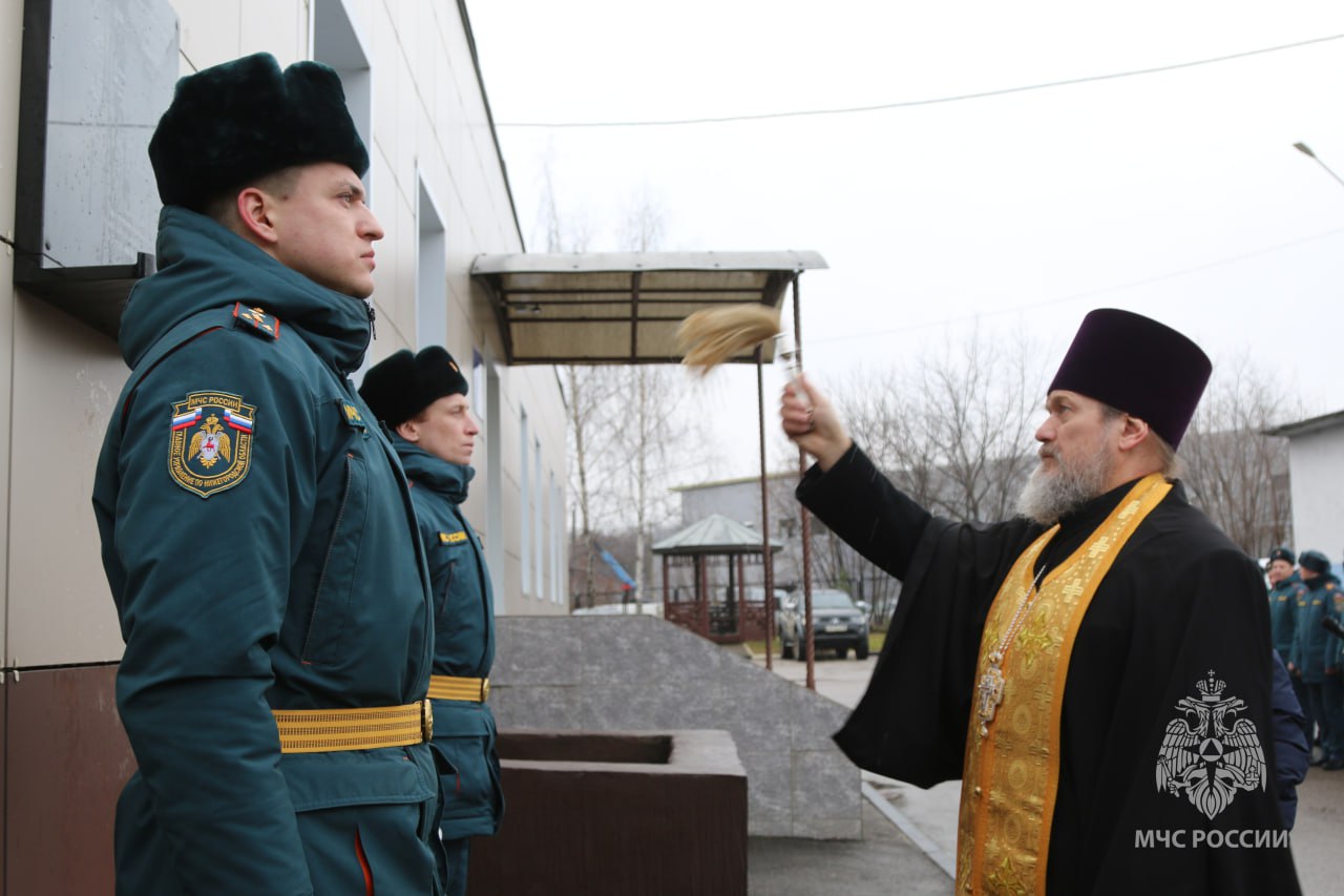 Герой живет вечно!. На фасаде 5 пожарно-спасательной части Нижнего Новгорода состоялась торжественная церемония открытия мемориальной доски Дмитрию Гусеву — герою-пожарному, трагически погибшему при выполнении специального... Герой живет вечно!. На фасаде 5 пожарно-спасательной части Нижнего Новгорода состоялась торжественная церемония открытия мемориальной доски Дмитрию Гусеву — герою-пожарному, трагически погибшему при выполнении специального...