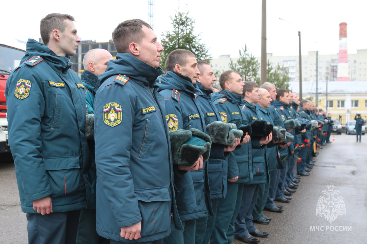 Герой живет вечно!. На фасаде 5 пожарно-спасательной части Нижнего Новгорода состоялась торжественная церемония открытия мемориальной доски Дмитрию Гусеву — герою-пожарному, трагически погибшему при выполнении специального... Герой живет вечно!. На фасаде 5 пожарно-спасательной части Нижнего Новгорода состоялась торжественная церемония открытия мемориальной доски Дмитрию Гусеву — герою-пожарному, трагически погибшему при выполнении специального...