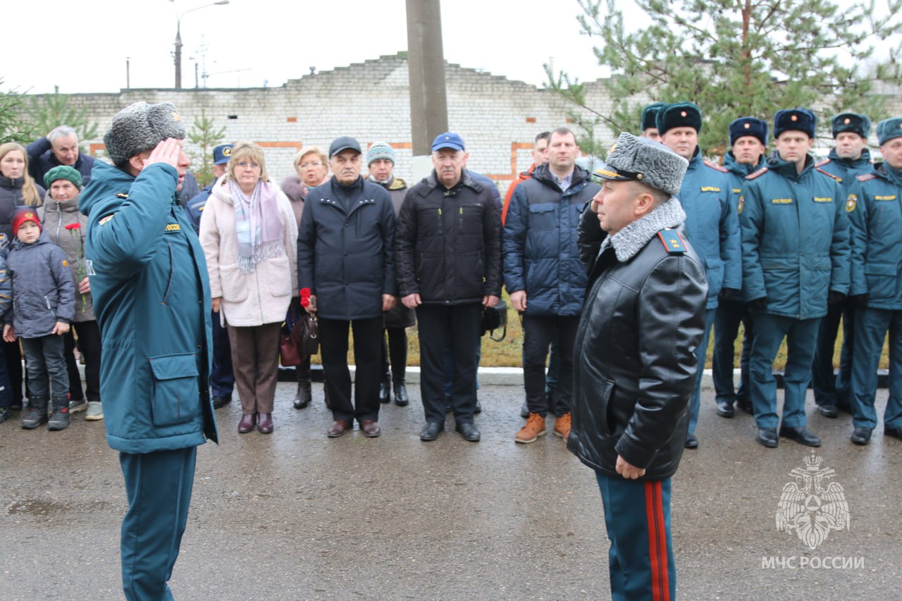 Герой живет вечно!. На фасаде 5 пожарно-спасательной части Нижнего Новгорода состоялась торжественная церемония открытия мемориальной доски Дмитрию Гусеву — герою-пожарному, трагически погибшему при выполнении специального... Герой живет вечно!. На фасаде 5 пожарно-спасательной части Нижнего Новгорода состоялась торжественная церемония открытия мемориальной доски Дмитрию Гусеву — герою-пожарному, трагически погибшему при выполнении специального...