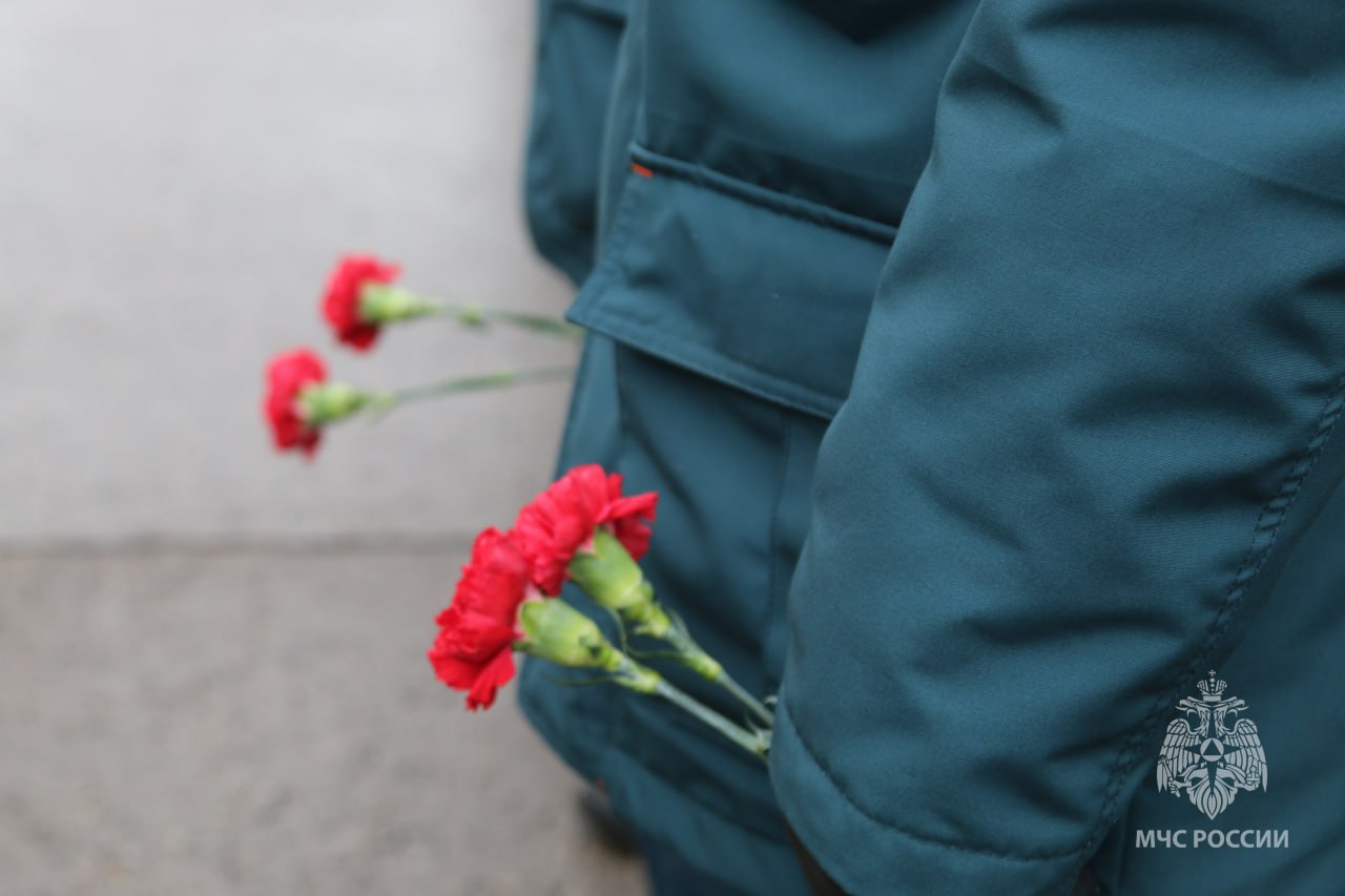 Герой живет вечно!. На фасаде 5 пожарно-спасательной части Нижнего Новгорода состоялась торжественная церемония открытия мемориальной доски Дмитрию Гусеву — герою-пожарному, трагически погибшему при выполнении специального... Герой живет вечно!. На фасаде 5 пожарно-спасательной части Нижнего Новгорода состоялась торжественная церемония открытия мемориальной доски Дмитрию Гусеву — герою-пожарному, трагически погибшему при выполнении специального...