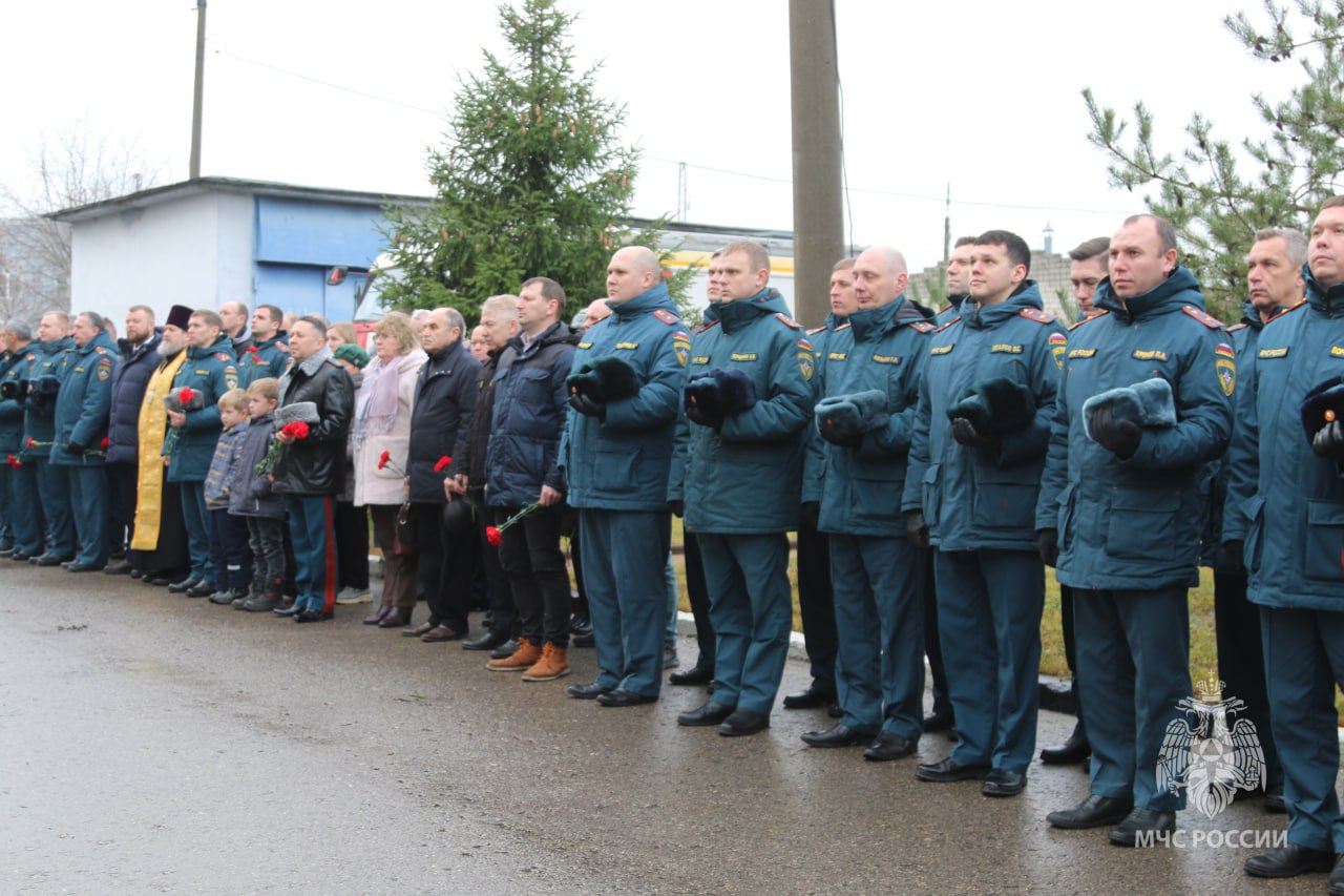Герой живет вечно!. На фасаде 5 пожарно-спасательной части Нижнего Новгорода состоялась торжественная церемония открытия мемориальной доски Дмитрию Гусеву — герою-пожарному, трагически погибшему при выполнении специального...