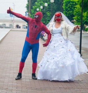 Свадебные наряды с изюминкой: самые необычные выборы жениха и невесты