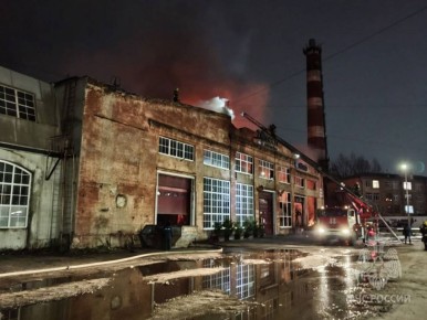 Крупный пожар произошел на улице Баррикад в Нижнем Новгороде этим утром