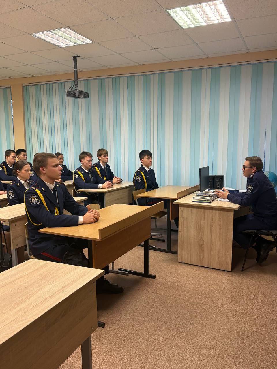 Сотрудник регионального следственного управления провел занятие с кадетами профильного класса СК России Сотрудник регионального следственного управления провел занятие с кадетами профильного класса СК России