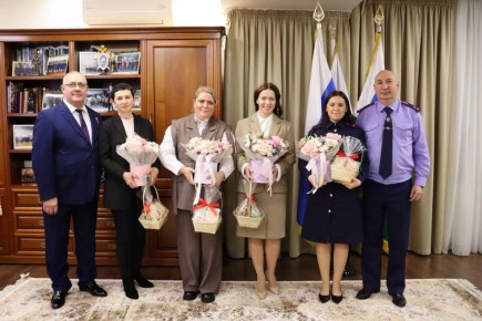 Руководитель управления общественно-политической работы СК России и руководитель регионального следственного управления поздравили многодетных мам с Днём матери