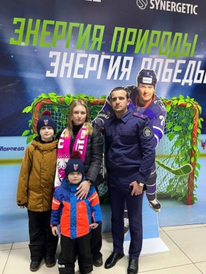 Сотрудники регионального следственного управления организовали для двух семей посещение хоккейного матча
