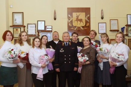 Заместитель начальника областного ГУ МВД России поздравил с праздником многодетных сотрудниц ОВД