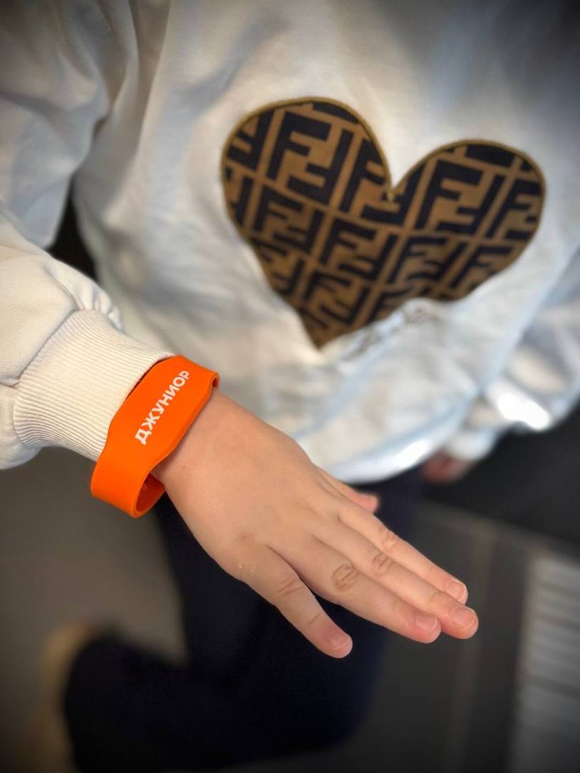 Электронные браслеты заменят первоклассникам пропуск в школу и банковскую карту Электронные браслеты заменят первоклассникам пропуск в школу и банковскую карту