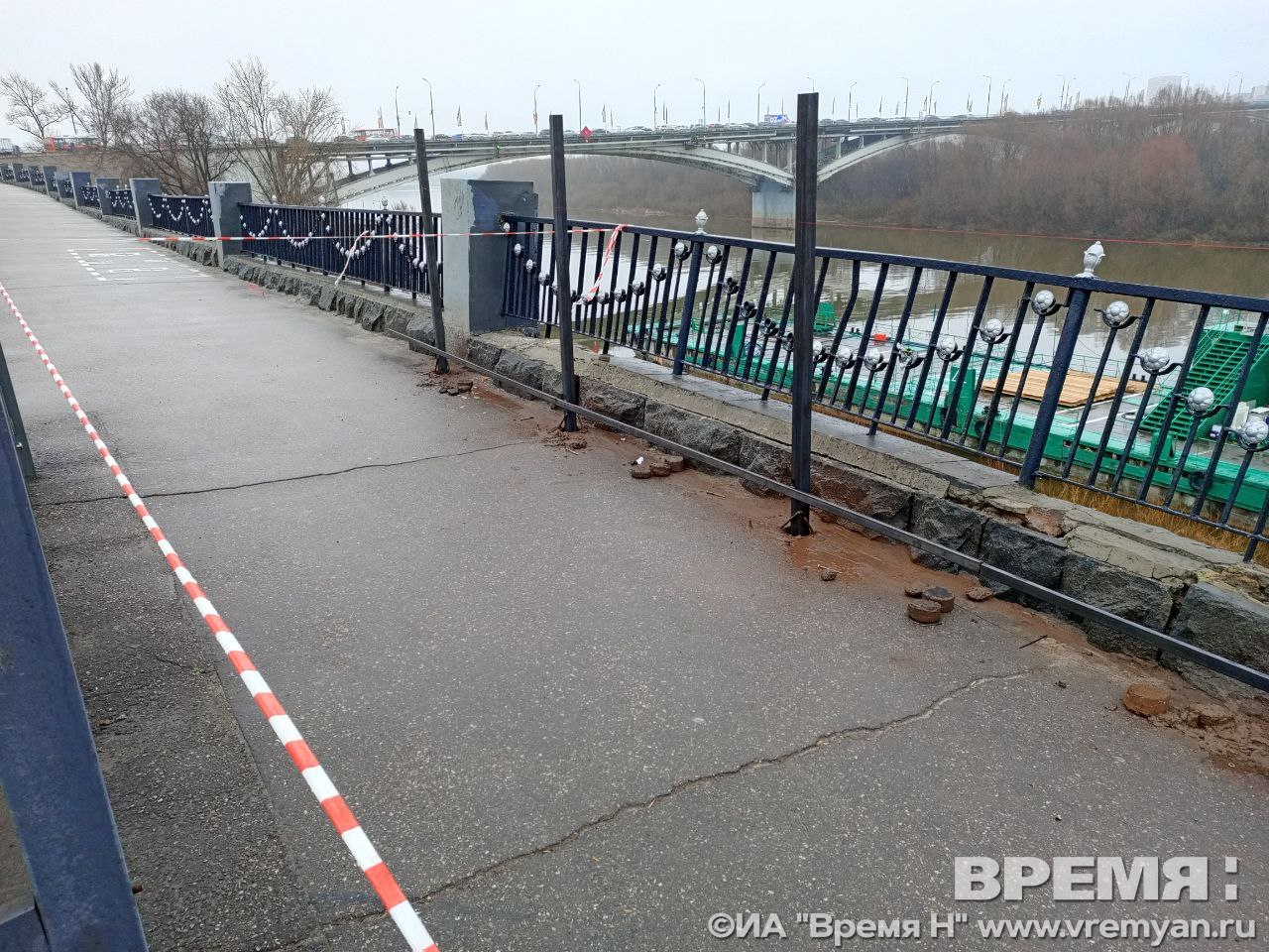 Забор установили около автобусной остановки «Стрелка» в целях безопасности Забор установили около автобусной остановки «Стрелка» в целях безопасности