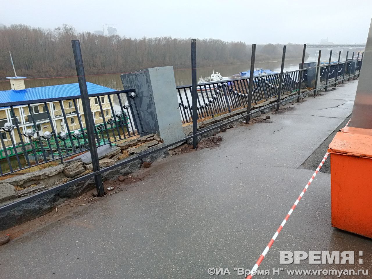 Забор установили около автобусной остановки «Стрелка» в целях безопасности Забор установили около автобусной остановки «Стрелка» в целях безопасности