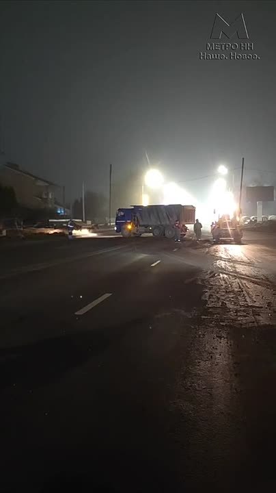 Метростроевцы завершили устройство нового участка временной дороги возле стройплощадки будущих оборотных тупиков поездов метро на улице Родионова