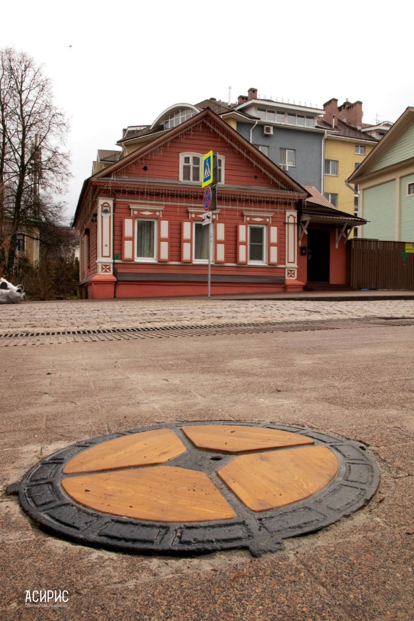 Исторические люки-менажницы установили в квартале церкви Трёх Святителей Исторические люки-менажницы установили в квартале церкви Трёх Святителей