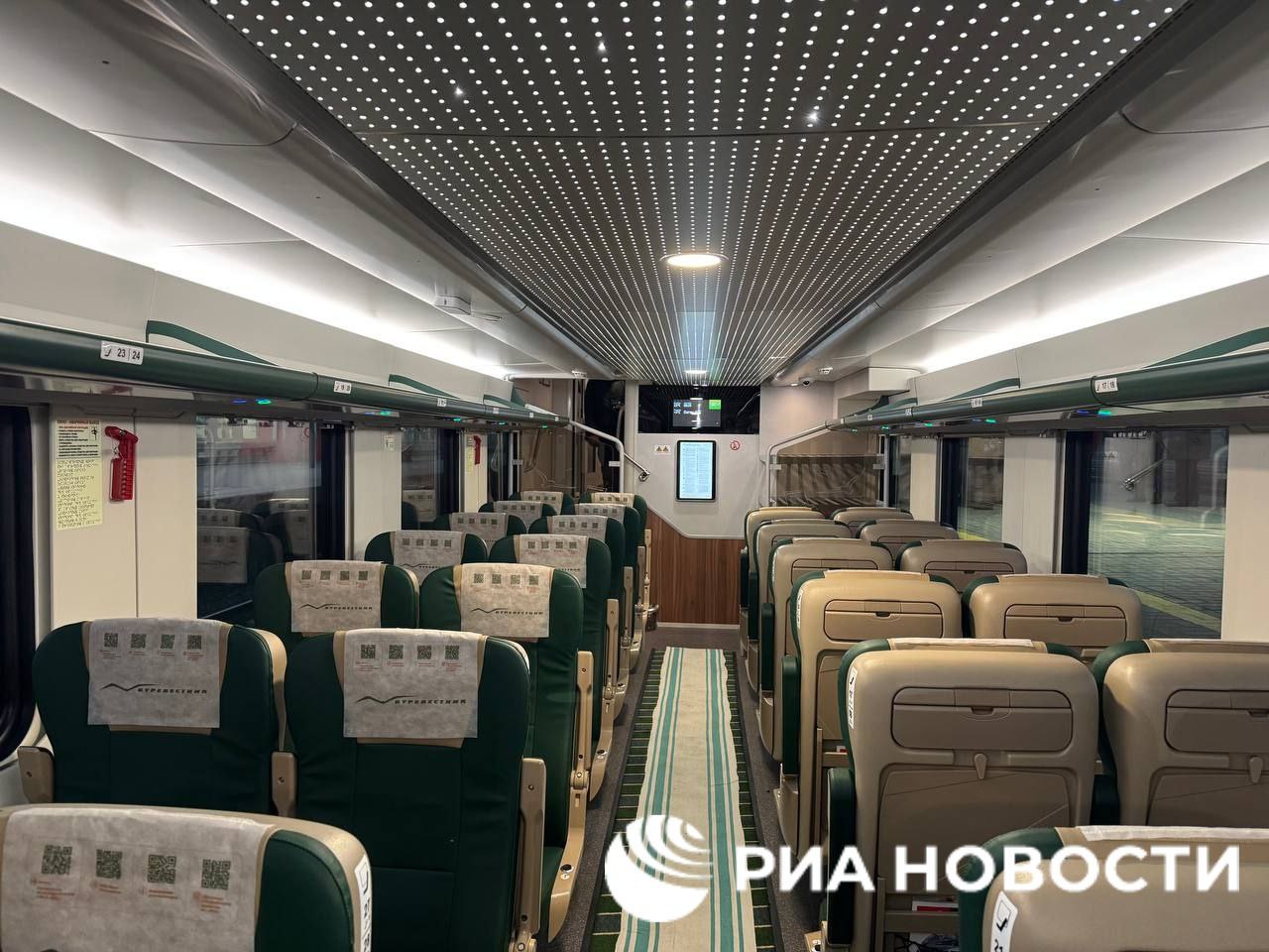 РЖД показали новый двухэтажный поезд "Буревестник" для маршрута Москва-Нижний Новгород, передает корреспондент РИА Новости РЖД показали новый двухэтажный поезд "Буревестник" для маршрута Москва-Нижний Новгород, передает корреспондент РИА Новости