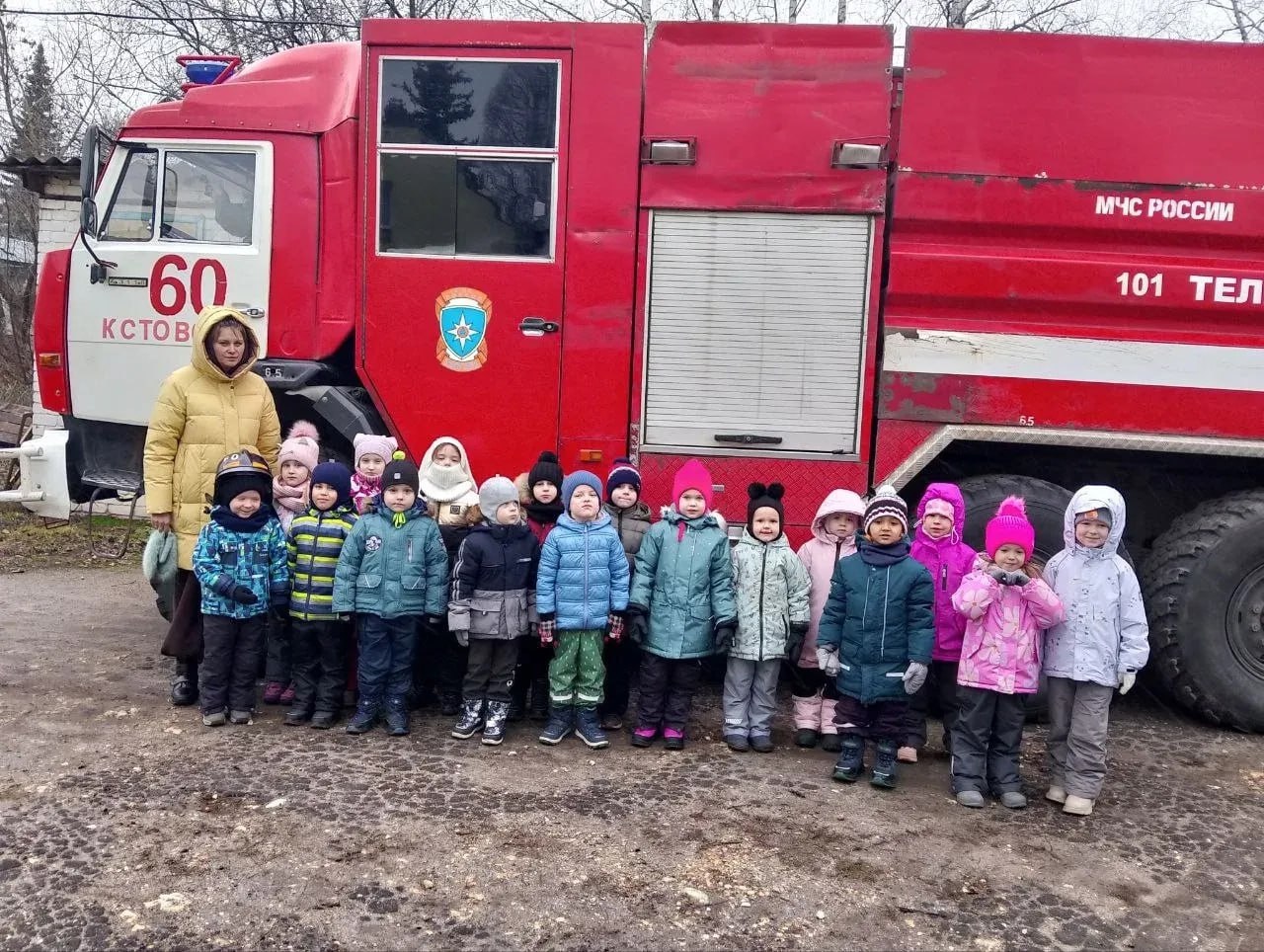 Экскурсия в мир пожарных. Дети из детского сада с.п. Селекционная станция стали свидетелями захватывающего события: настоящая пожарная машина посетила их учреждение, подарив малышам незабываемые впечатления и познавательную... Экскурсия в мир пожарных. Дети из детского сада с.п. Селекционная станция стали свидетелями захватывающего события: настоящая пожарная машина посетила их учреждение, подарив малышам незабываемые впечатления и познавательную...