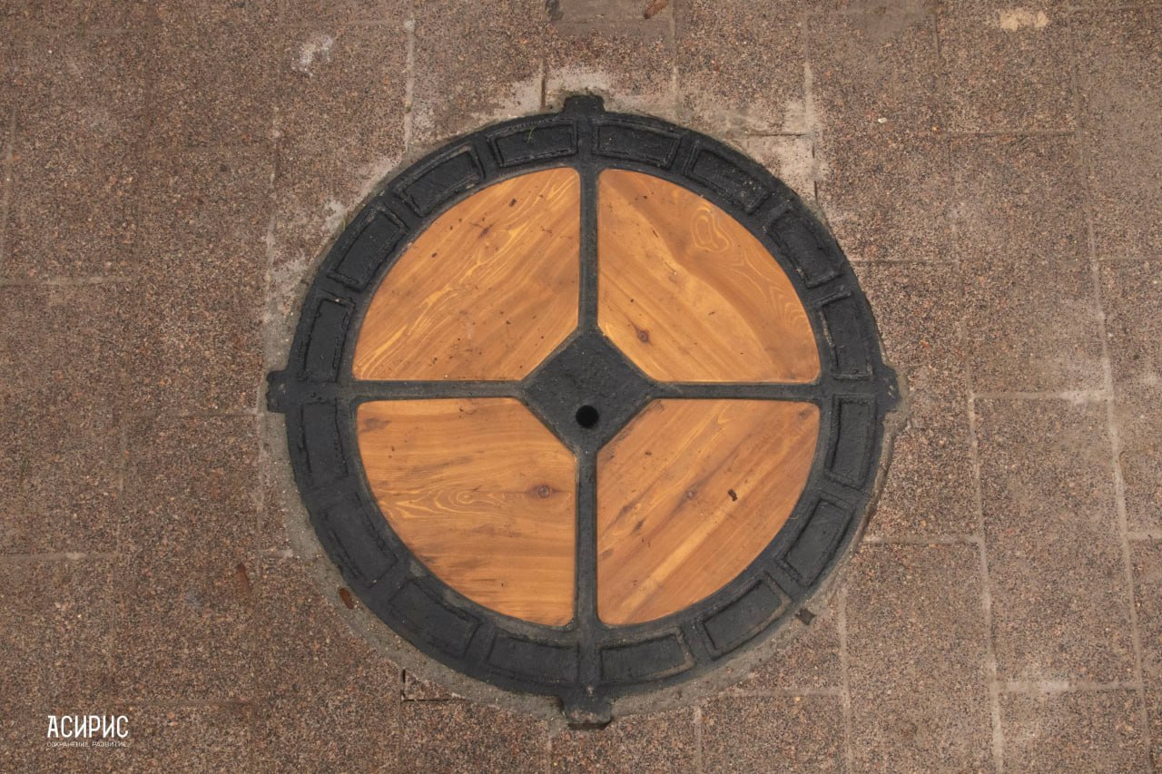 Исторические люки-менажницы установили в квартале церкви Трёх Святителей