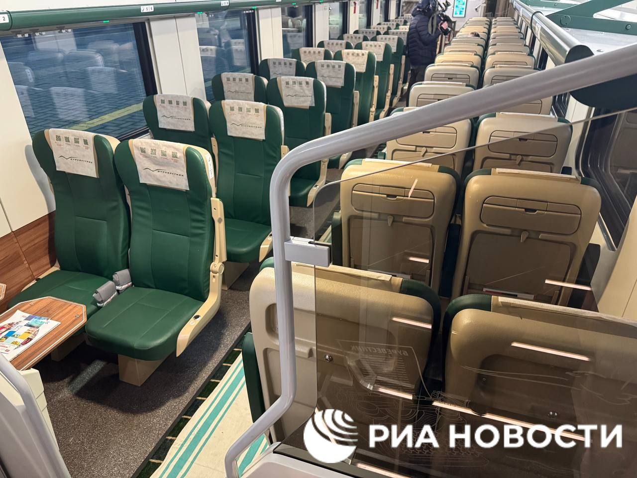 РЖД показали новый двухэтажный поезд "Буревестник" для маршрута Москва-Нижний Новгород, передает корреспондент РИА Новости РЖД показали новый двухэтажный поезд "Буревестник" для маршрута Москва-Нижний Новгород, передает корреспондент РИА Новости