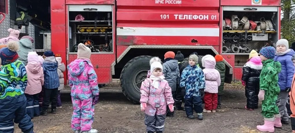 Экскурсия в мир пожарных. Дети из детского сада с.п. Селекционная станция стали свидетелями захватывающего события: настоящая пожарная машина посетила их учреждение, подарив малышам незабываемые впечатления и познавательную... Экскурсия в мир пожарных. Дети из детского сада с.п. Селекционная станция стали свидетелями захватывающего события: настоящая пожарная машина посетила их учреждение, подарив малышам незабываемые впечатления и познавательную...