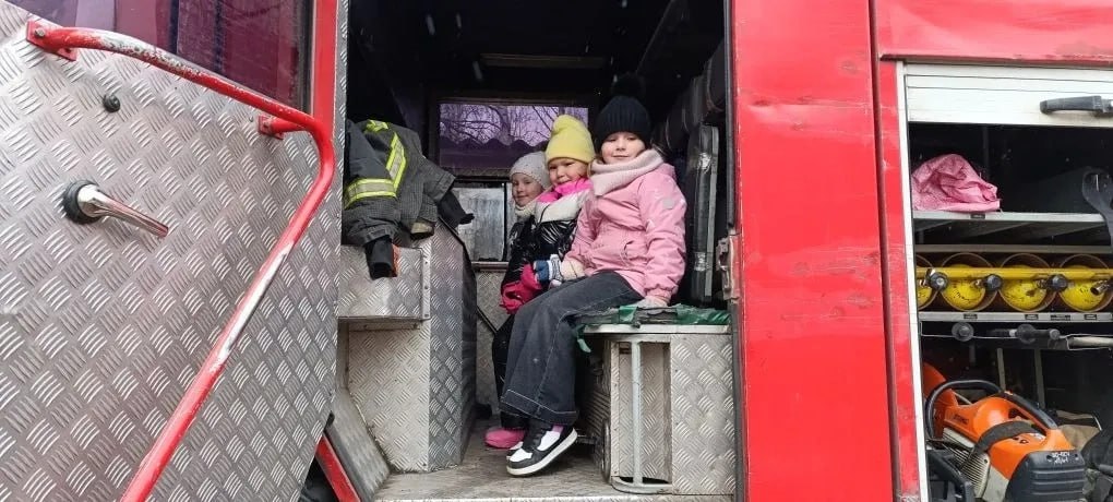 Экскурсия в мир пожарных. Дети из детского сада с.п. Селекционная станция стали свидетелями захватывающего события: настоящая пожарная машина посетила их учреждение, подарив малышам незабываемые впечатления и познавательную... Экскурсия в мир пожарных. Дети из детского сада с.п. Селекционная станция стали свидетелями захватывающего события: настоящая пожарная машина посетила их учреждение, подарив малышам незабываемые впечатления и познавательную...