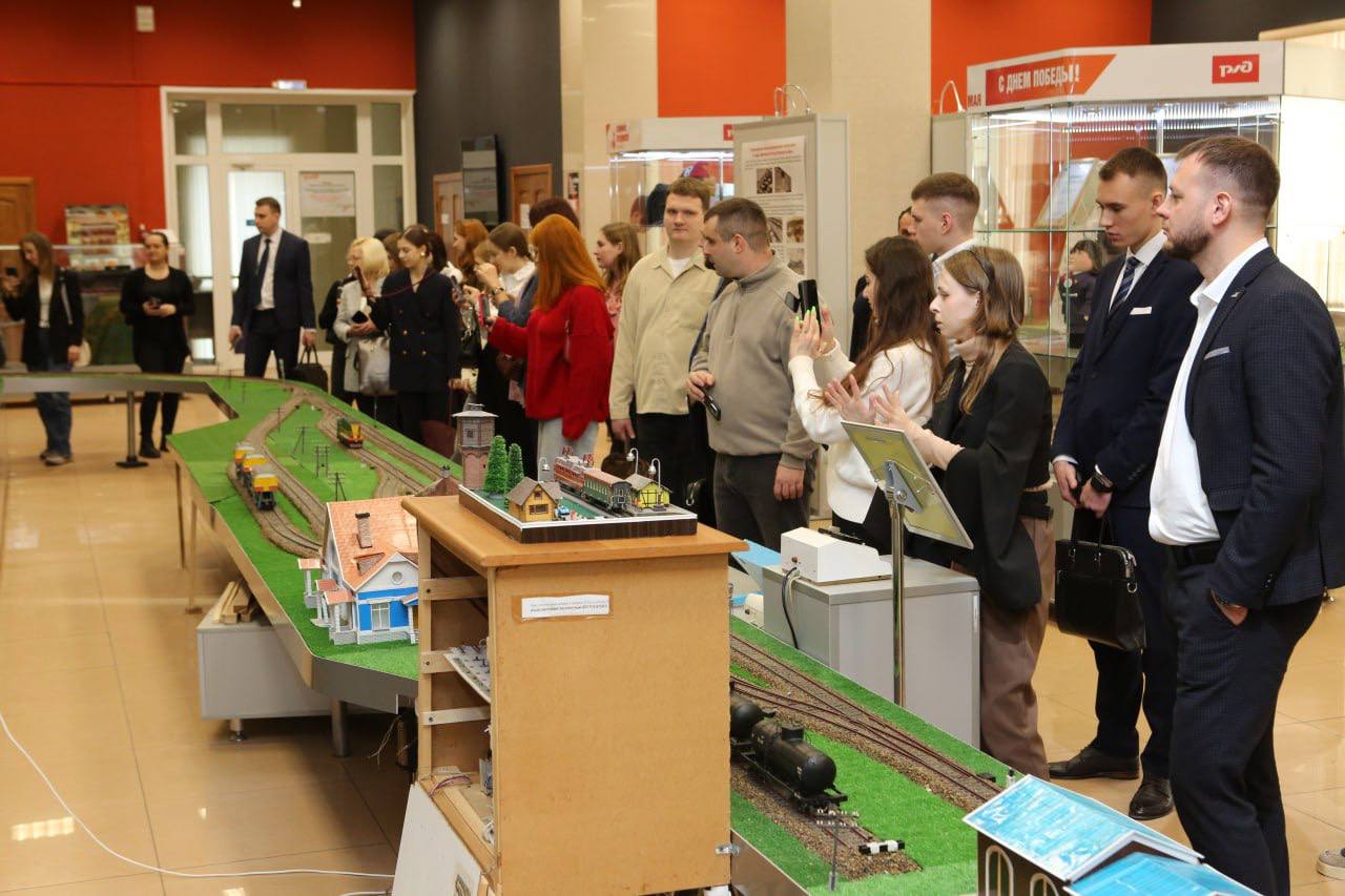 Вместе с коллегой-депутатом Сергеем Пляскиным приняли участие в итоговом в этом году выездном заседании Совета работающей молодежи Нижегородской области Вместе с коллегой-депутатом Сергеем Пляскиным приняли участие в итоговом в этом году выездном заседании Совета работающей молодежи Нижегородской области